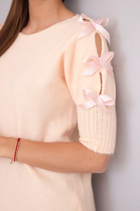 Sweter damski z krótkim rękawem i ozdobnymi kokardkami łososiowy