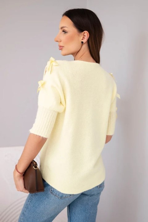 Sweter damski z krótkim rękawem i ozdobnymi kokardkami żółty