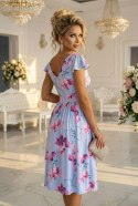 425-14 MATILDE Rozkloszowana sukienka midi z kopertowym dekoltem i krótkim rękawkiem - błękitna w różowe kwiaty