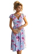 425-14 MATILDE Rozkloszowana sukienka midi z kopertowym dekoltem i krótkim rękawkiem - błękitna w różowe kwiaty