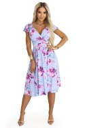 425-14 MATILDE Rozkloszowana sukienka midi z kopertowym dekoltem i krótkim rękawkiem - błękitna w różowe kwiaty
