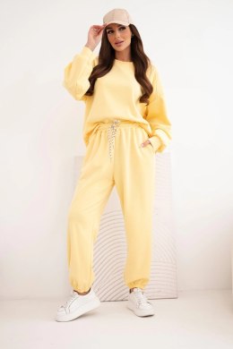 Komplet damski masełkowy z luźną bluzą i spodniami z napisem LOVE żółty
