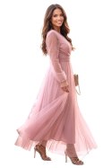 664-1 Długa sukienka maxi z tiulowymi rękawami i kopertowym dekoltem - pudrowy róż